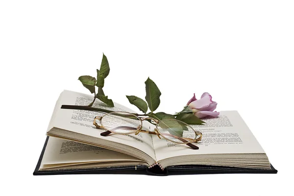 Brille und Rose auf dem Buch. — Stockfoto