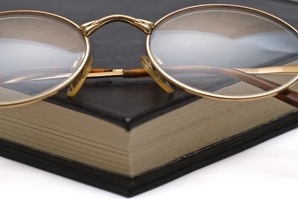 Brýle na rohu knihy. — Stock fotografie
