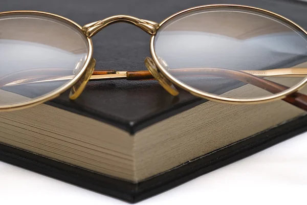 Gafas en la esquina del libro . — Foto de Stock