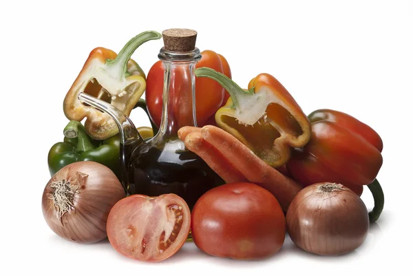 Olivový olej a čerstvá zelenina. — Stock fotografie