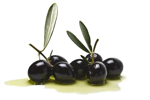 Schwarze Oliven mit Öl bedeckt. — Stockfoto