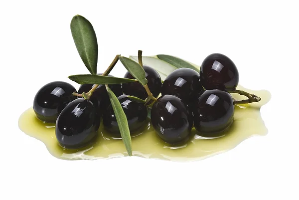 Schwarze Oliven auf Olivenöl. — Stockfoto