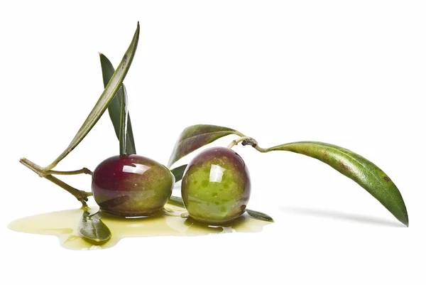 Hochwertige grüne Oliven mit Öl bedeckt. — Stockfoto