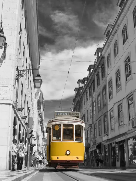 Трамвай в центре Лиссабона . — стоковое фото