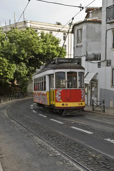 Klasická tramvaj v Lisabonu ulici. — Stock fotografie