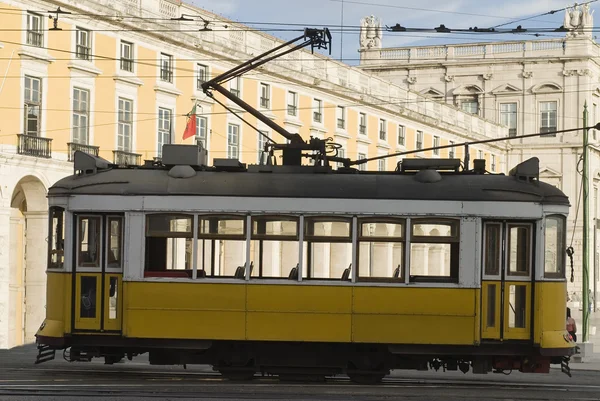 Straßenbahn im Comercio Place, Lissabon. — Stockfoto