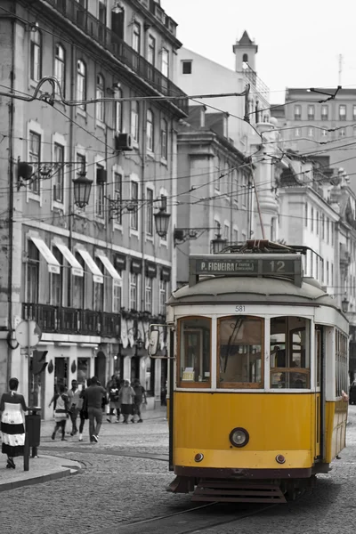 Gelbe Straßenbahn in Lissabon. — Stockfoto