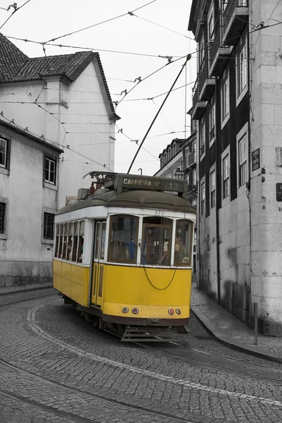 Eléctrico amarelo clássico em Lisboa . — Fotografia de Stock