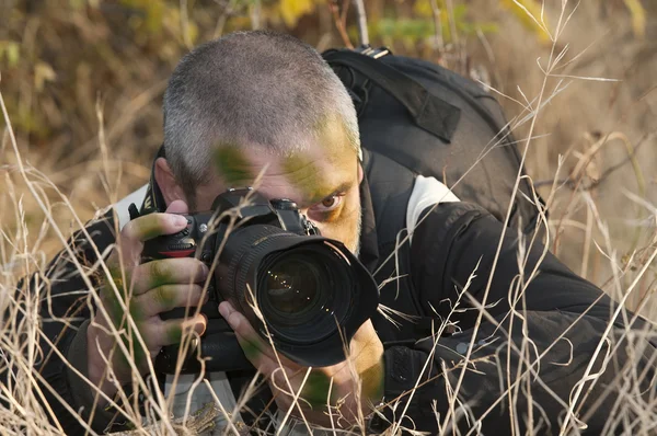 Camouflaged war photojournalist. — Stock Photo, Image
