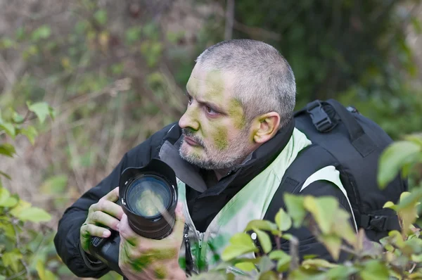 Fotógrafo de guerra camuflado en la vegetación — Foto de Stock