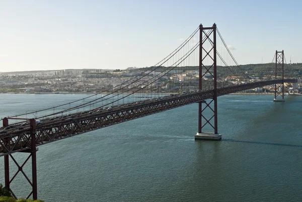 25 de Abril híd itt: Lisszabon, Portugália — Stock Fotó