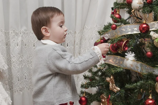 Disfrutando de la decoración del árbol de Navidad . — Foto de Stock