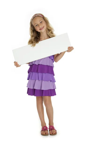 Muchacha bastante joven sosteniendo el signo en blanco — Foto de Stock