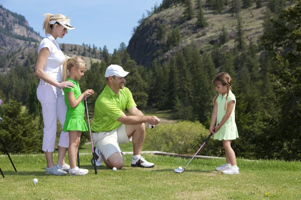 Семейный урок гольфа — стоковое фото