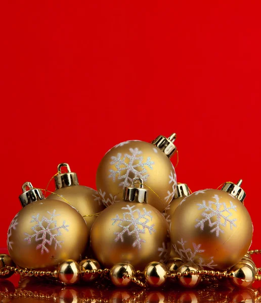 Gouden kerstballen — Stockfoto