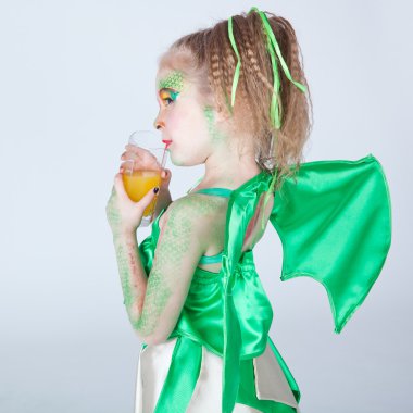 genç kız gibi bir ejderha boyalı