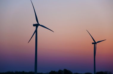 Günbatımında rüzgar çiftliği