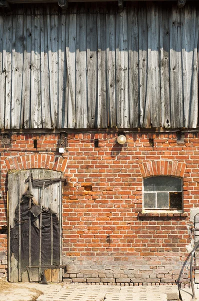 Staré okno na cihlové zdi — Stock fotografie