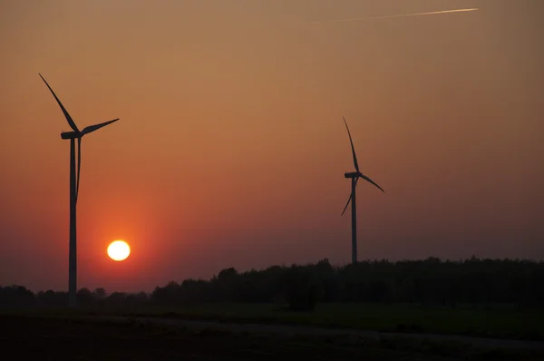 Farma wiatrowa o zachodzie słońca — Zdjęcie stockowe