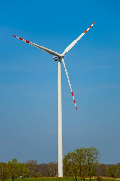 Turbina eolica contro il cielo blu — Foto Stock