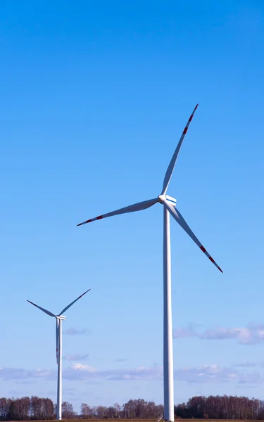 Wind turbine against blue sky — Stock Photo, Image
