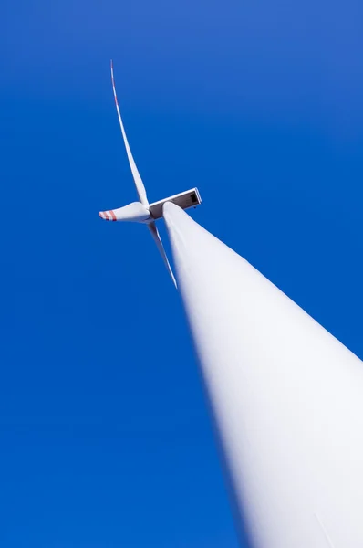 Vindkraftverk mot blå himmel — Stockfoto