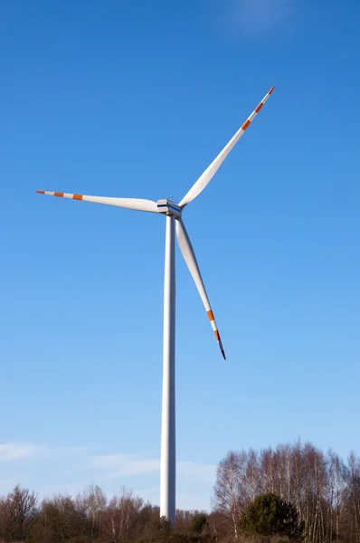 푸른 하늘을 배경으로 한 풍력 터빈 — 스톡 사진