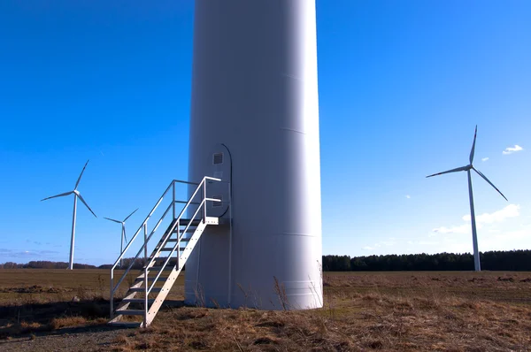 Ветряная турбина против голубого неба — стоковое фото
