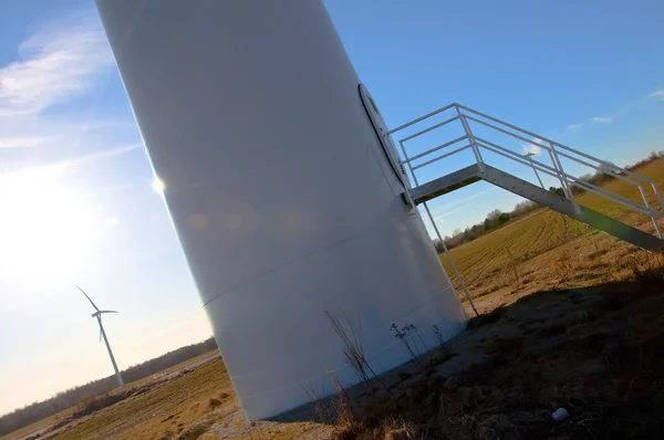 风力涡轮机与蓝天的对比 — 图库照片