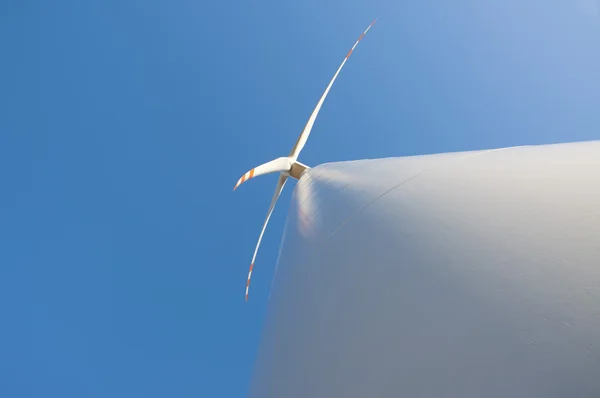 Вітрова турбіна проти блакитного неба — стокове фото
