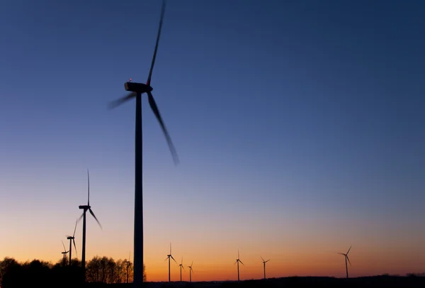 Windpark bei Sonnenuntergang — Stockfoto