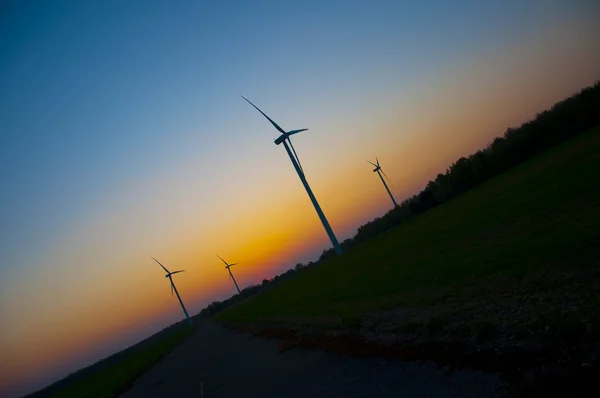 Вітроелектростанція на заході сонця — стокове фото