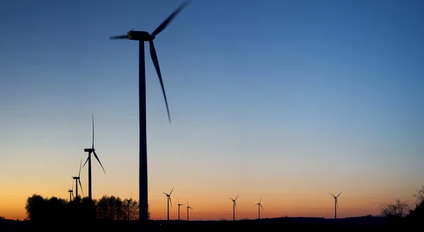 日没時の風力発電所 — ストック写真