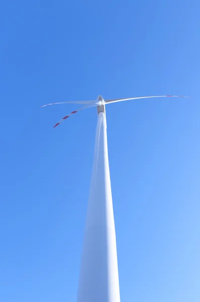 Вітрова турбіна проти блакитного неба — стокове фото