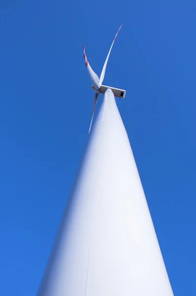 Turbina eólica contra o céu azul — Fotografia de Stock