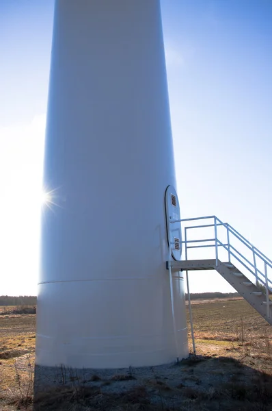 Turbina wiatrowa na tle błękitnego nieba — Zdjęcie stockowe