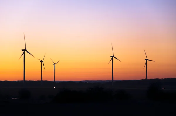 Günbatımında rüzgar çiftliği — Stok fotoğraf