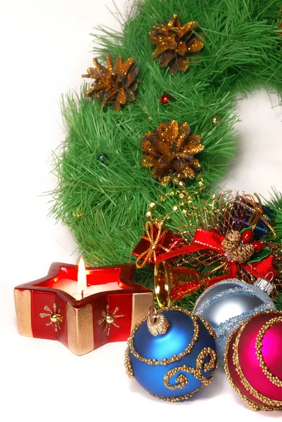 Bonitas decoraciones de Navidad: esferas rojas, plateadas y azules, campanas doradas, velas rojas y corona de Navidad sobre blanco —  Fotos de Stock