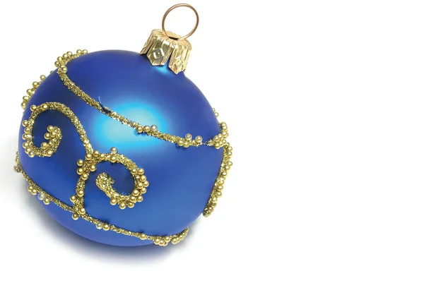 Bonita esfera de Navidad azul brillante aislada sobre blanco — Foto de Stock