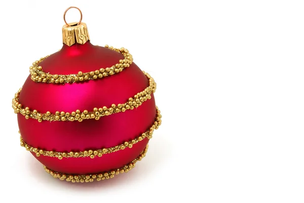 Bonita esfera de Navidad roja brillante aislada sobre blanco —  Fotos de Stock