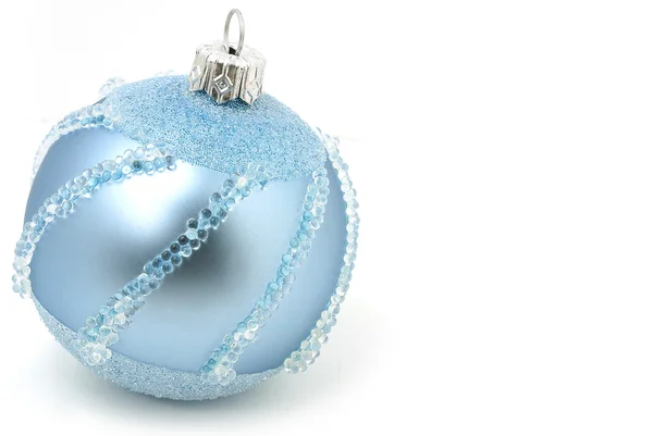 Belle sphère de Noël bleu brillant isolé sur blanc — Photo