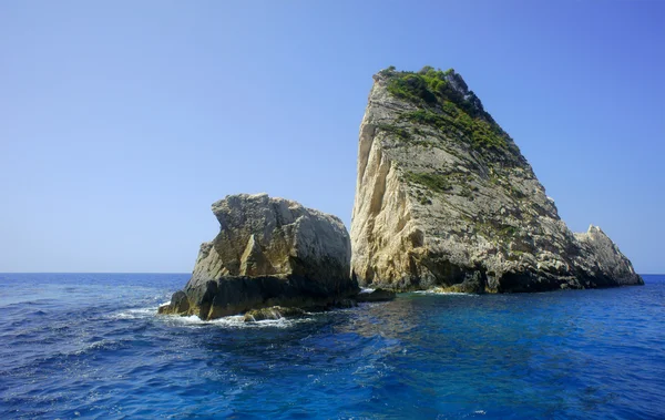 在扎金索斯岛的海岸边的岩石 — 图库照片