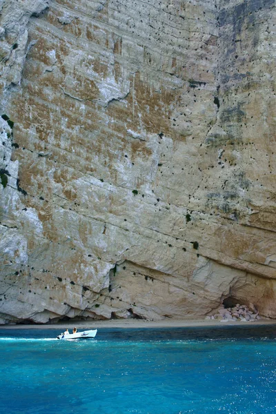 摩托艇和悬崖，扎金索斯岛 — 图库照片
