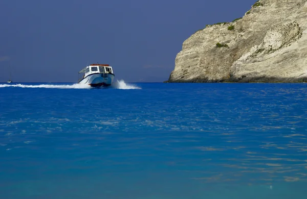 Motorový člun a cliff — Stock fotografie