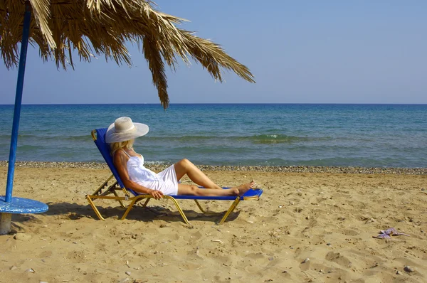 Menina na praia, ilha de Zakynthos — Fotografia de Stock