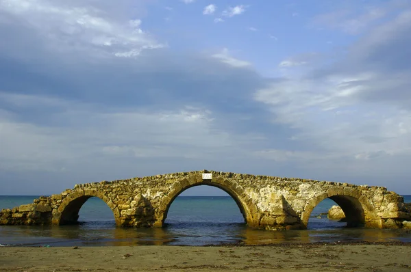 Oude brug in ruïnes — Stockfoto
