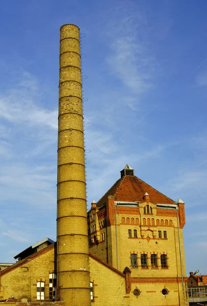 Schornstein und Reihenhäuser in alter Fabrik — Stockfoto