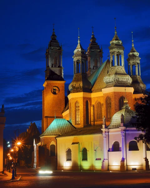 Torens van gotische kathedraal kerk per nacht — Stockfoto