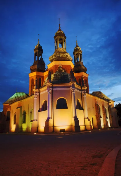 Archicathedral Bazilika svatého Petra a svatého Pavla v noci — Stock fotografie