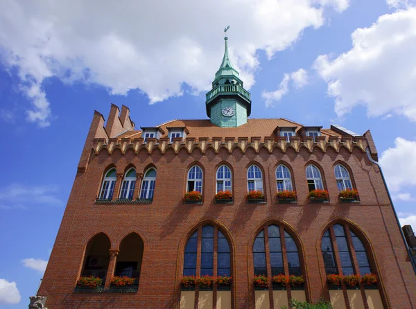 Fasade av rådhuset i Wrzesnia – stockfoto